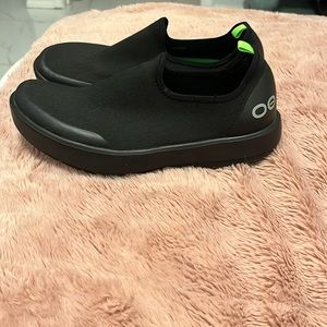 Oofos all black shoes size 8.5 women’s.